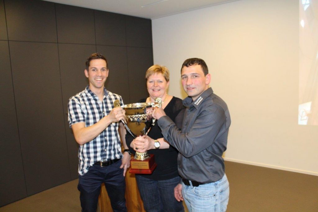 (Von links) Erich Gisler, zurücktretender Nachwuchstrainer, Heidi Epp mit dem Riesenpokal des verhinderten Nachwuchs-Jahresmeisters (und Sohnes) Thomas, zurzeit im Trainingscamp im Tessin weilend, ferner der neue Nachwuchscoach Mario Jauch.