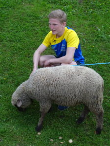 Für seinen Sieg erhielt auch Thomas Epp ein Schaf.