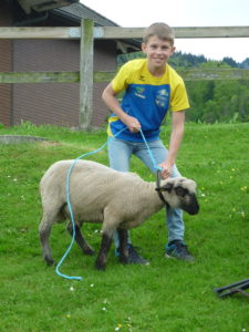 Lars Epp gewinnt in seiner Kategorie und bekommt ein Schaf